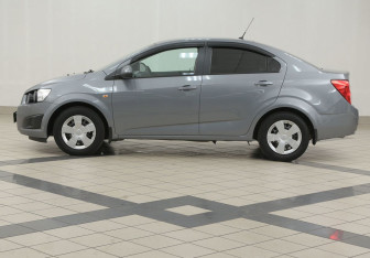 Подержанный автомобиль Chevrolet Aveo Sedan 2013 года (7 фото)