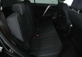 Подержанный автомобиль Toyota RAV4 2018 года (11 фото)