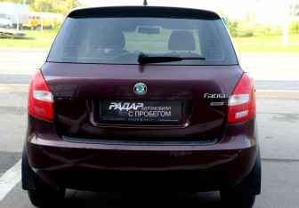 Подержанный автомобиль Skoda Fabia Hatchback 2011 года (5 фото)
