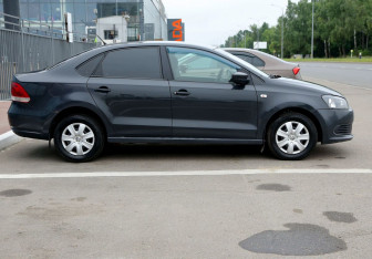 Подержанный автомобиль Volkswagen Polo Sedan 2011 года (7 фото)