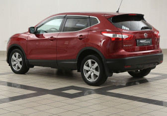 Подержанный автомобиль Nissan Qashqai 2014 года (2 фото)