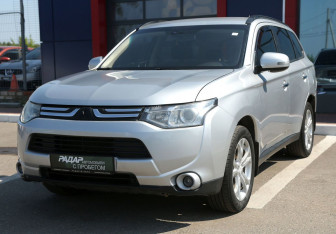 Подержанный автомобиль Mitsubishi Outlander 2013 года (3 фото)