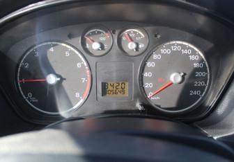 Подержанный автомобиль Ford Focus Wagon 2006 года (17 фото)