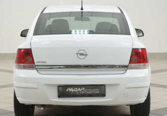 Подержанный автомобиль Opel Astra Sedan 2012 года (3 фото)