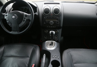 Подержанный автомобиль Nissan Qashqai 2008 года (12 фото)