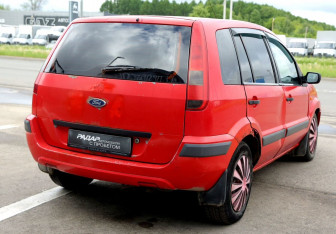 Подержанный автомобиль Ford Fusion 2005 года (6 фото)