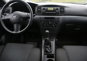 Подержанный автомобиль Toyota Corolla Sedan 2006 года (12 фото)