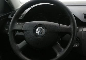 Подержанный автомобиль Volkswagen Passat Sedan 2006 года (16 фото)