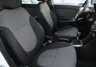 Подержанный автомобиль Hyundai Solaris Hatchback 2013 года (10 фото)