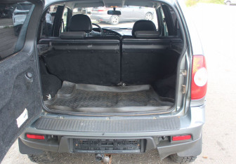 Подержанный автомобиль Chevrolet Niva 2011 года (14 фото)