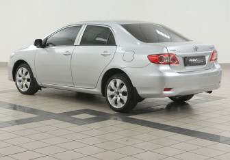 Подержанный автомобиль Toyota Corolla Sedan 2011 года (2 фото)