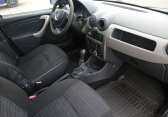 Подержанный автомобиль Renault Logan Sedan 2011 года (9 фото)