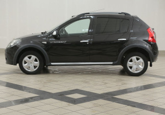 Подержанный автомобиль Renault Sandero 2011 года (7 фото)