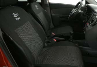 Подержанный автомобиль Kia Rio Hatchback 2010 года (10 фото)