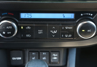 Подержанный автомобиль Toyota Auris Hatchback 2015 года (18 фото)