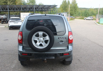 Подержанный автомобиль Chevrolet Niva 2011 года (6 фото)