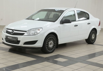Подержанный автомобиль Opel Astra Sedan 2012 года (8 фото)
