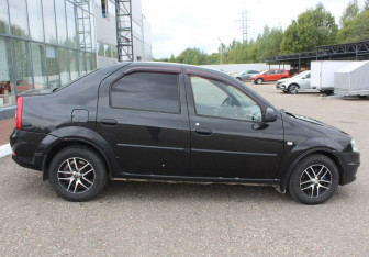 Подержанный автомобиль Renault Logan Sedan 2010 года (8 фото)