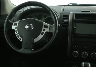 Подержанный автомобиль Nissan X-Trail 2010 года (14 фото)