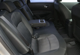 Подержанный автомобиль Nissan Qashqai 2012 года (11 фото)