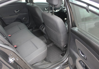 Подержанный автомобиль Renault Fluence 2011 года (13 фото)