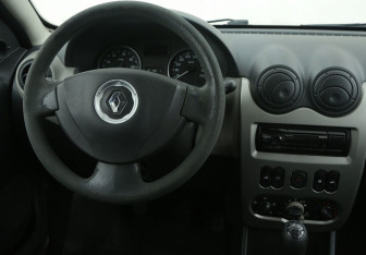 Подержанный автомобиль Renault Sandero 2010 года (14 фото)