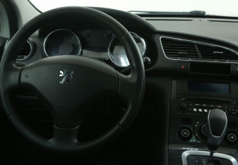 Подержанный автомобиль Peugeot 3008 2011 года (14 фото)