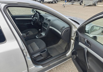 Подержанный автомобиль Skoda Octavia Liftback 2009 года (9 фото)