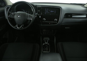 Подержанный автомобиль Mitsubishi Outlander 2021 года (12 фото)