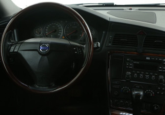 Подержанный автомобиль Volvo S60 2005 года (15 фото)