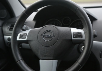 Подержанный автомобиль Opel Astra Sedan 2012 года (16 фото)