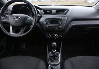 Подержанный автомобиль Kia Rio Sedan 2011 года (12 фото)