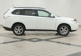 Подержанный автомобиль Mitsubishi Outlander 2012 года (5 фото)