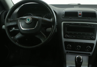 Подержанный автомобиль Skoda Octavia Liftback 2010 года (14 фото)