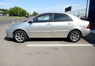 Подержанный автомобиль Toyota Corolla Sedan 2004 года (8 фото)