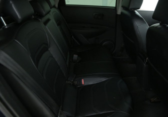 Подержанный автомобиль Nissan Qashqai 2007 года (11 фото)