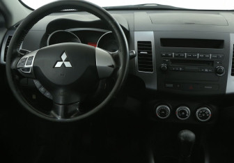 Подержанный автомобиль Mitsubishi Outlander 2007 года (14 фото)