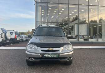 Подержанный автомобиль Chevrolet Niva 2012 года (2 фото)