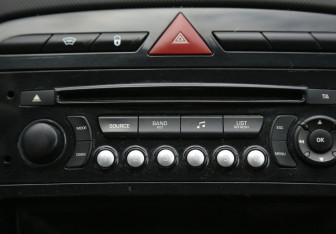 Подержанный автомобиль Peugeot 408 2013 года (15 фото)