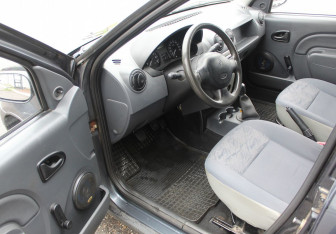 Подержанный автомобиль Renault Logan Sedan 2006 года (14 фото)
