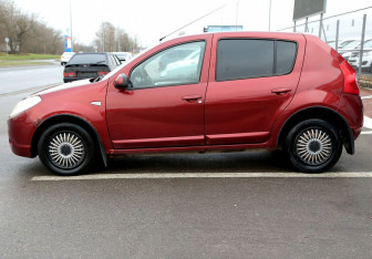 Подержанный автомобиль Renault Sandero 2011 года (8 фото)