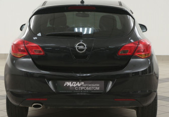 Подержанный автомобиль Opel Astra Hatchback 2011 года (3 фото)