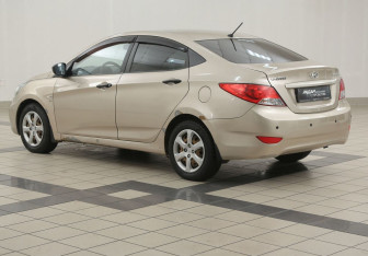 Подержанный автомобиль Hyundai Solaris Sedan 2011 года (2 фото)