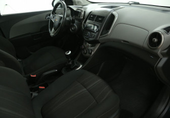 Подержанный автомобиль Chevrolet Aveo Sedan 2012 года (9 фото)