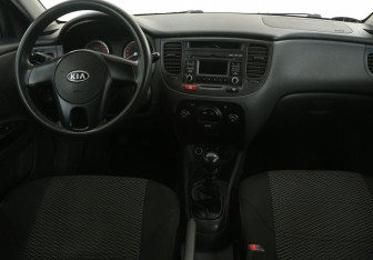 Подержанный автомобиль Kia Rio Hatchback 2010 года (12 фото)
