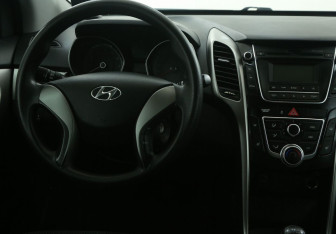 Подержанный автомобиль Hyundai i30 Hatchback 2013 года (14 фото)