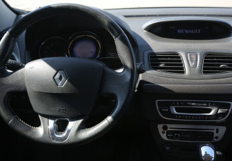Подержанный автомобиль Renault Fluence 2013 года (14 фото)