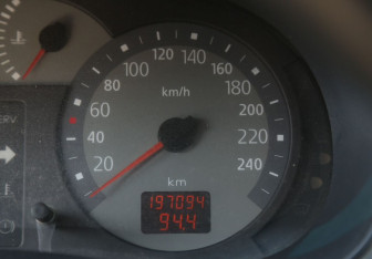 Подержанный автомобиль Renault Symbol 2004 года (17 фото)