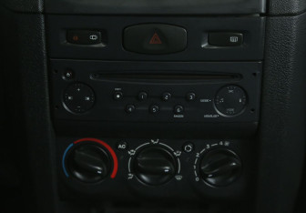 Подержанный автомобиль Renault Symbol 2008 года (13 фото)