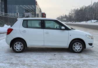 Подержанный автомобиль Skoda Fabia Hatchback 2012 года (9 фото)